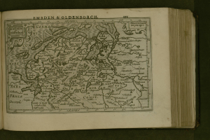 Offenes Buch mit einer detaillierten Deutschlandkarte mit geografischen Merkmalen wie Flüssen, Bergen und Städten, begleitet von beschreibendem Text.