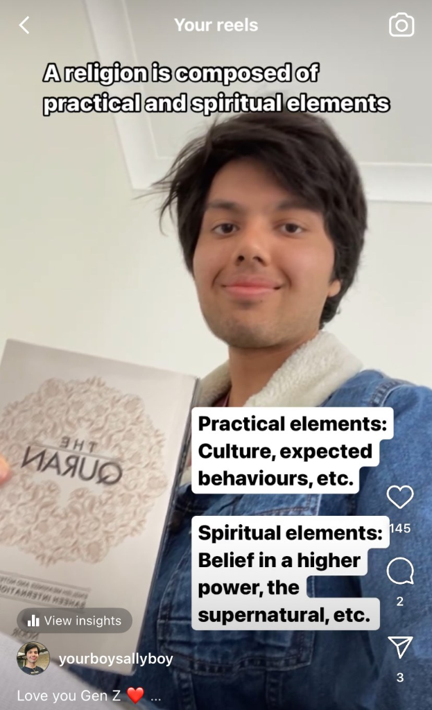 Ein Mann hält ein Buch mit dem Titel "Eine Religion besteht aus praktischen und spirituellen Elementen" vor einer Wand hoch, das wie ein Leitfaden für spirituelle Überzeugungen aussieht.