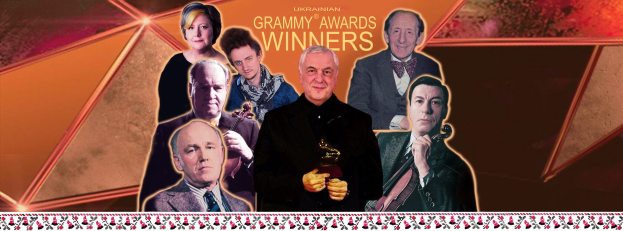 Gruppe von Menschen auf der Bühne mit einer Person, die einen Grammy Award hält, Text lautet "Grammy Awards Gewinner."