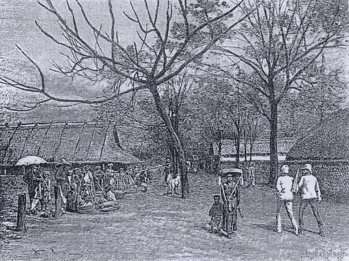 Schwarzes und weißes Bild von Menschen in traditioneller Kleidung, die eine Dorfstraße in den frühen 1900er Jahren entlanggehen, mit Bäumen und Hütten im Hintergrund und einigen, die Schirme halten.