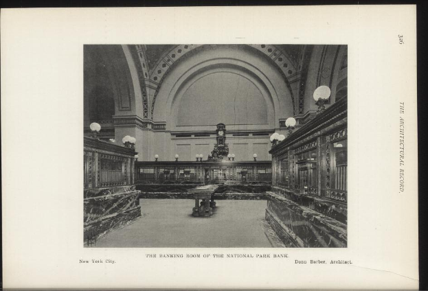 Schwarzes und weißes Foto der Bankhalle der National Park Bank in New York City, das Tische, Lampen, eine Wanduhr und Text am unteren Rand zeigt.