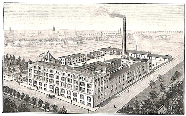 Altes Industriegebäude mit einer zentralen Struktur umgeben von Bäumen und Text unten.