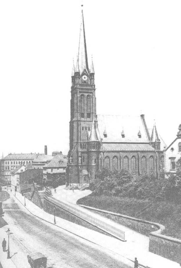 Schwarzes Foto einer Stadtstraße mit St. Peter Kirche im Hintergrund in Wiesbaden, Deutschland