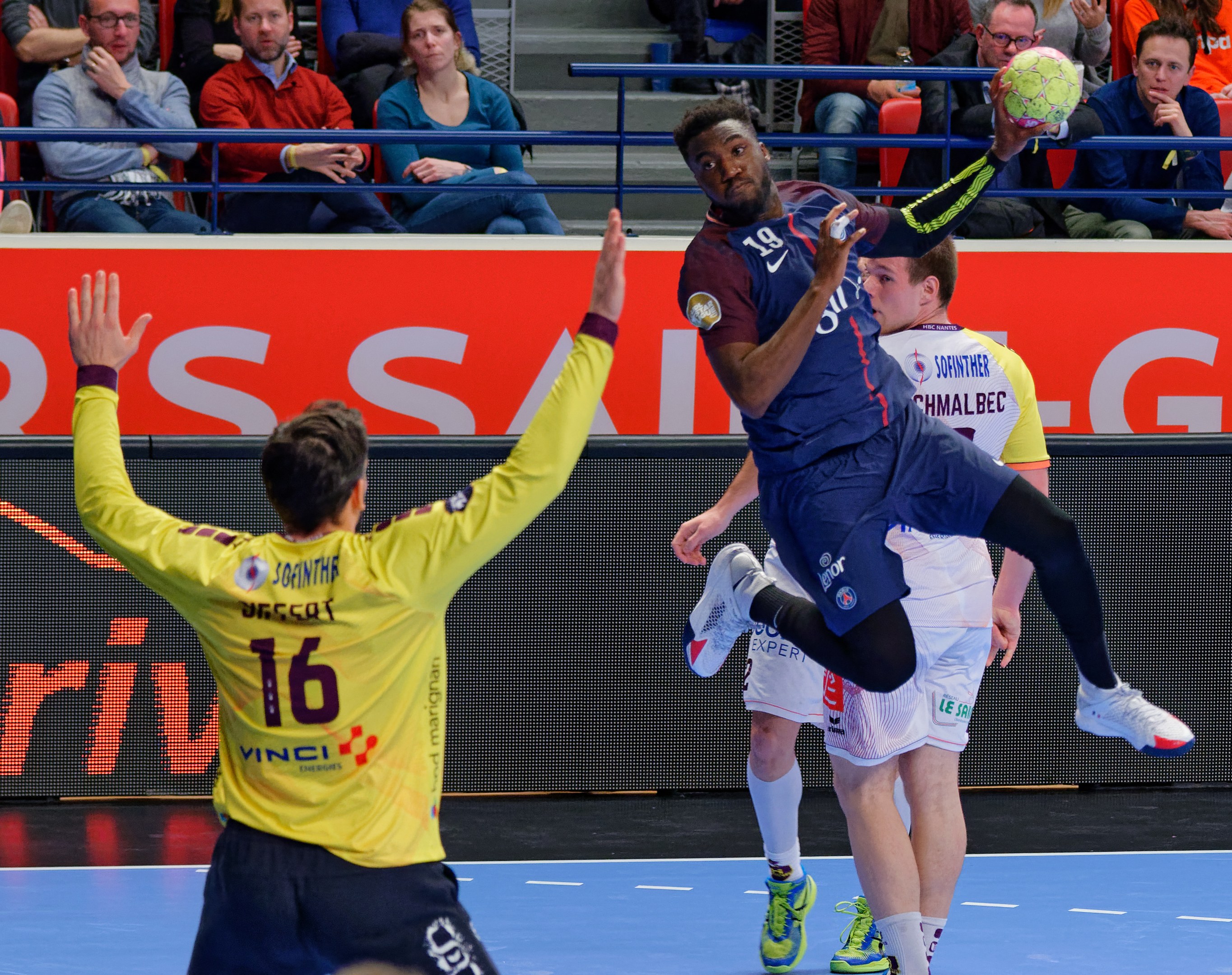 Mannengruppe spielt Hallenhandball auf einem Court mit einem Ball in der Luft in einer Stadionatmosphäre während des Futsal-Weltmeisterschaftsspiels 2019 zwischen Paris Saint-Germain und Bordeaux.