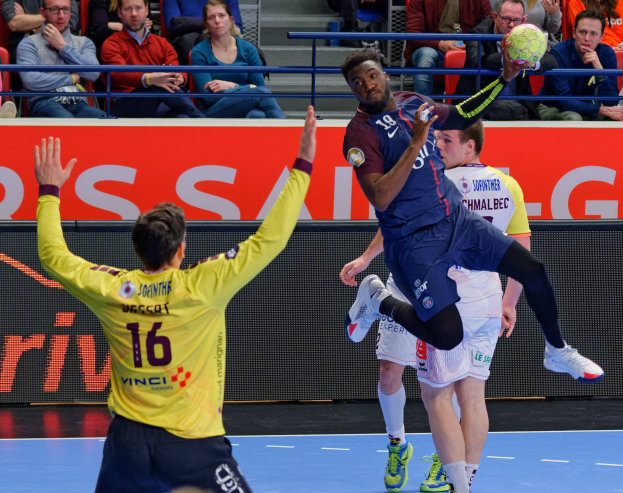 Mannengruppe spielt Hallenhandball auf einem Court mit einem Ball in der Luft in einer Stadionatmosphäre während des Futsal-Weltmeisterschaftsspiels 2019 zwischen Paris Saint-Germain und Bordeaux.