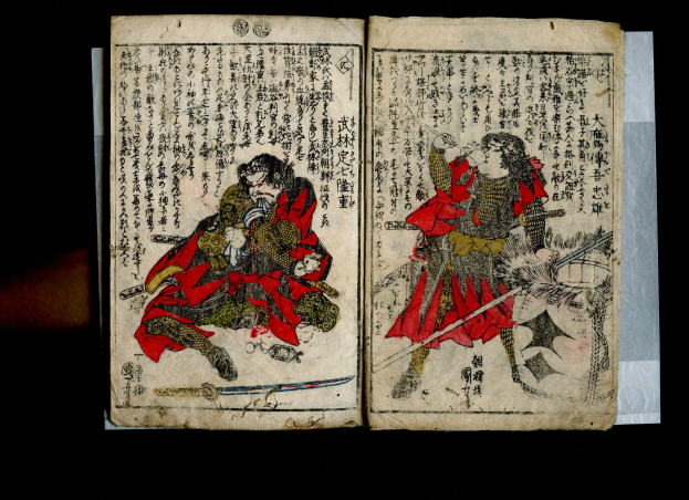 Offenes Buch mit dem Titel "Utagawa Kunisada Toyokuni III/Kuniyoshi Toyokubi III" aus der Serie *Fünfzig-Three Stations of the Tokaido*, zeigt eine detaillierte Illustration von zwei Samurai-Kriegern in einem heftigen Kampf mit gezückten Schwertern.