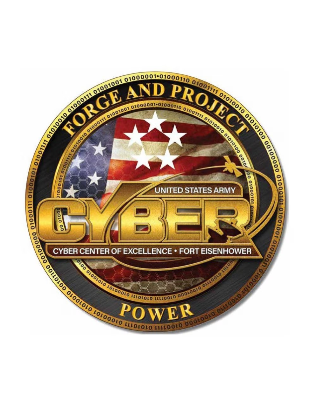 Logo der United States Army Cyber Center of Excellence, Fort Eisenhower, mit einem blauen Kreis mit einem weißen Stern und dem Text "Forge and Project Cyber Power" darunter in fetter schwarzer Schrift.