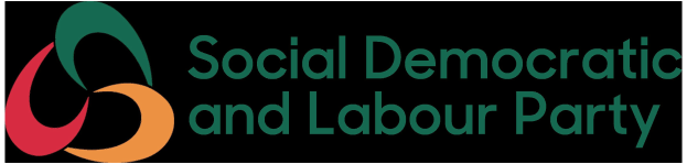 Weißer Hintergrund mit zentralem fetten schwarzen Text "Sozialdemokratische und Arbeiterpartei", umgeben von einem schmalen schwarzen Rand, in einer modernen professionellen Schriftart.