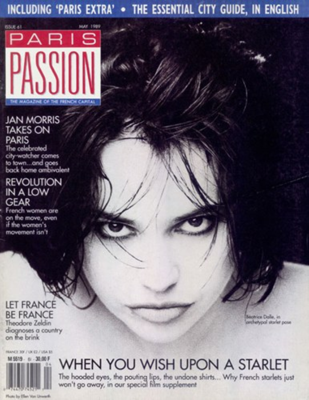 Plakat einer Frau auf dem Cover von Paris Passion Magazine in einem weißen Kleid mit tiefem Ausschnitt, mit einem sleek Bob, geschlossenen Augen und leicht geöffneten Lippen, vor einem starken schwarzen 'Paris Passion'-Text.