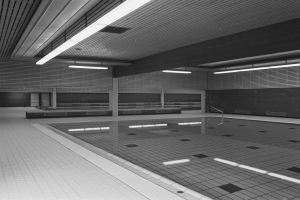 Indoor-Schwimmbad mit kristallklarem Wasser, umgeben von gefliesten Wänden und Boden, Deckenleuchten und einigen verstreuten Gegenständen, die eine friedliche Atmosphäre schaffen.