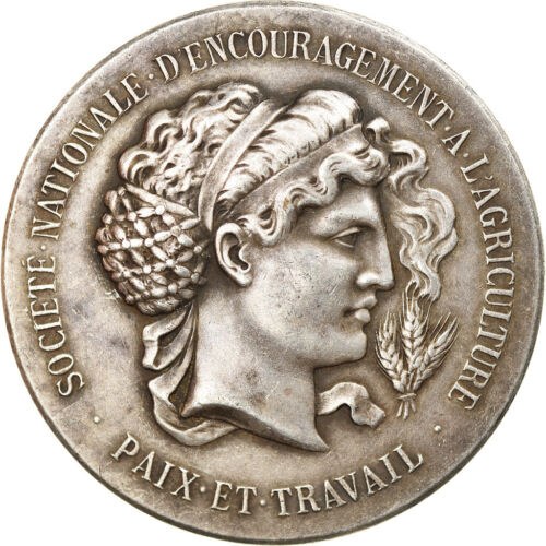 Silberne Medaille mit einer Frauengestalt in Relief, beschriftet mit 'Societe Nationale d'Encouragement à l'Agriculture' auf einem weißen Hintergrund.