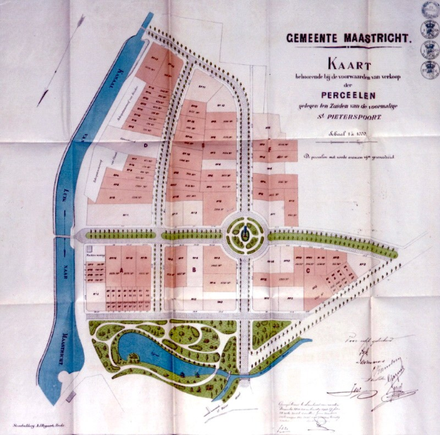 Detailierte Stadtkarte auf Papier mit Straßennamen, Gebäuden und Sehenswürdigkeiten.