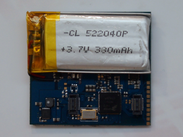 Nahaufnahme einer Handy-Batterie mit gedrucktem Text auf einer weißen Oberfläche über einer Platine.