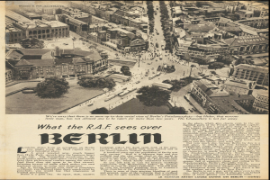 Alte Zeitung mit Schwarz-Weiß-Fotografie einer Stadtlandschaft, Text und sichtbaren Gebäuden, Bäumen und Fahrzeugen.