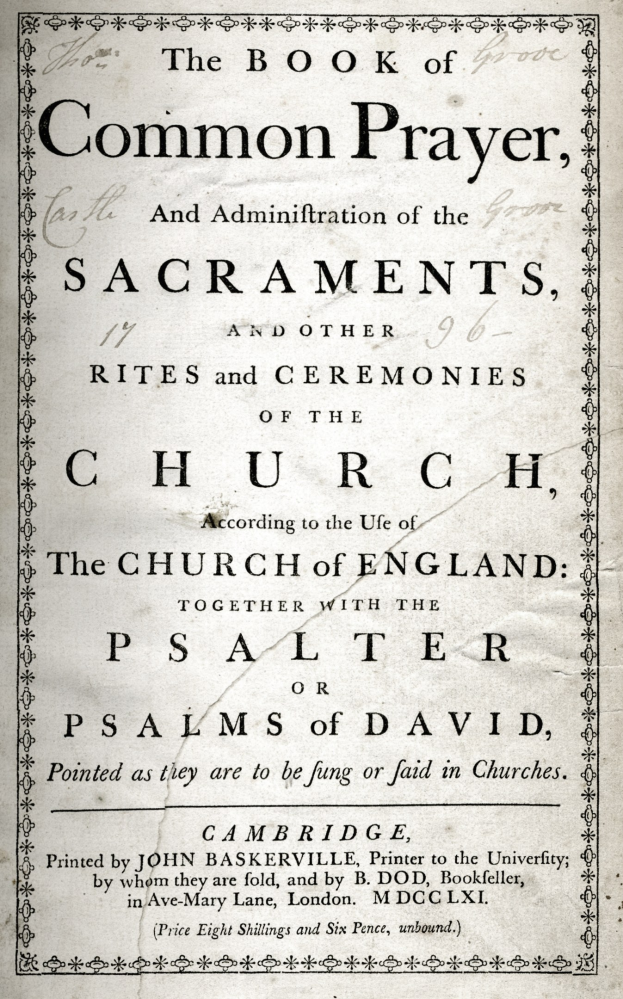 Ein offenes altes Buch mit dem Titel "Das Buch der gemeinen Gebete und Verwaltung der Sakramente, Riten und Zeremonien der Kirche von England" mit sichtbarem schwarzem Text auf der Seite.