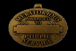Bronze-Medaille mit 'Verdienstvolle Auszeichnung für öffentliche Dienste' darauf gegen einen weißen Hintergrund.