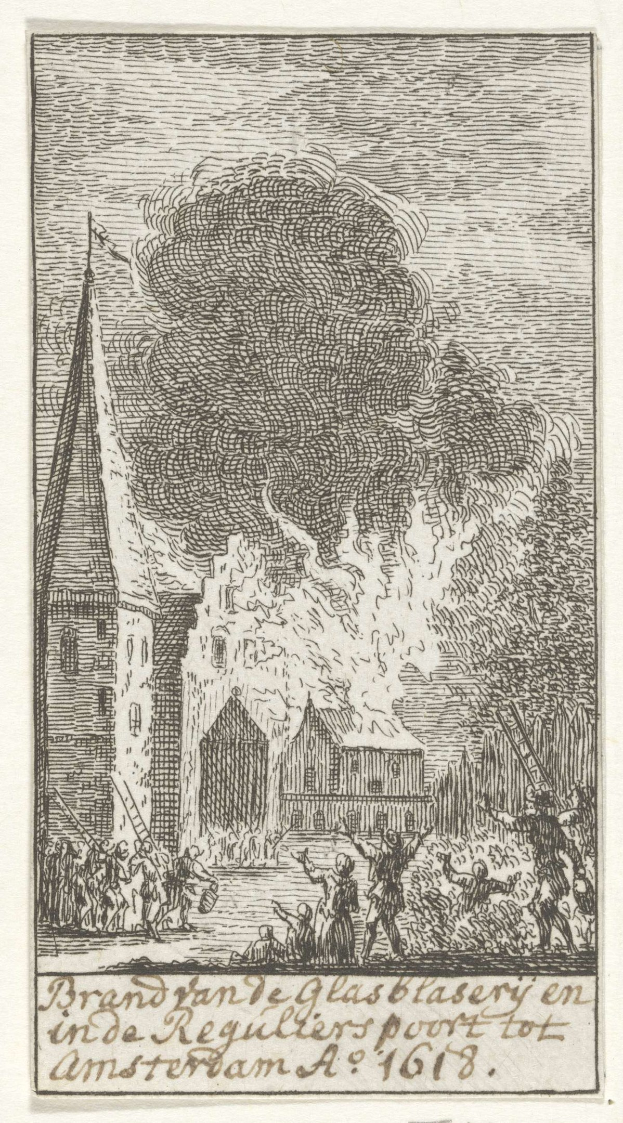 Schwarze und weiße Zeichnung eines brennenden Gebäudes mit einigen Menschen davor und Text unten, der lautet "brand van de glasblasery en de reguliersport tot amsterdam a 1618".