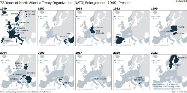 Eine Karte, die die 73-jährige Erweiterung der Nordatlantikvertragsorganisation (NATO) von 1949 bis heute zeigt, unterteilt in Regionen, die verschiedene Jahre der Erweiterung darstellen, mit informativem Text oben.