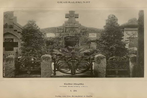 Altes Schwarz-Weiß-Foto eines Friedhofs in Berlin, Deutschland, mit einem Tor, einer Wand, Bäumen und einem Gebäude im Hintergrund mit Text unten, der lautet "Grammalskunst, Berlin-Steglitz, Architekt, Bruue Morning in Berlin."