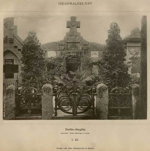 Altes Schwarz-Weiß-Foto eines Friedhofs in Berlin, Deutschland, mit einem Tor, einer Wand, Bäumen und einem Gebäude im Hintergrund mit Text unten, der lautet "Grammalskunst, Berlin-Steglitz, Architekt, Bruue Morning in Berlin."