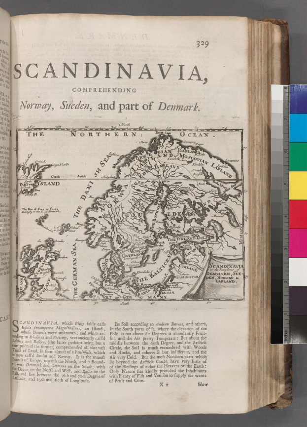 Ein offenes Buch mit einer detaillierten Landkarte von Skandinavien, einschließlich geografischer Merkmale wie Bergen, Flüssen und Städten, mit begleitendem Text.