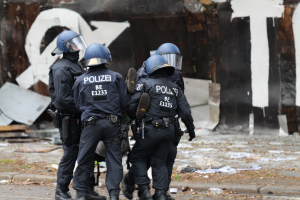 POL-D: Altstadt/Zentrum - Mann im Polizei-T-Shirt beleidigt Polizeibeamte - Mehrere Anklagepunkte erhoben
