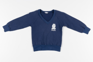 Ein marineblauer Sweater mit einem weißen Logo auf einem weißen Hintergrund.