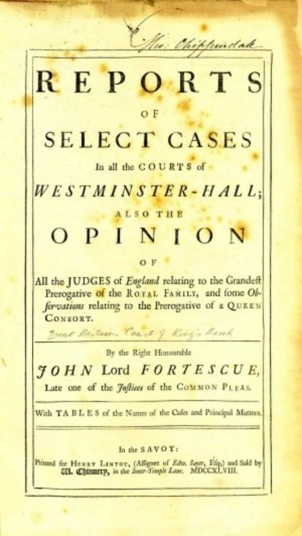 Altes Buch mit dem Titel "Berichte über ausgew├Ąhlte F├Ąlle vor den Gerichten von Westminster-Hall sowie die Meinung von John Lord Fortescue" ge├Âffnet auf einer Seite mit schwarzer Tintenschrift.
