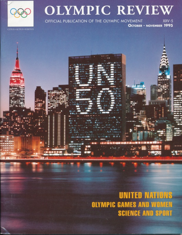Ein Buch mit dem Titel "Olympic Review Official Publication of the Olympic Movement" mit einer Stadtansicht auf dem Cover, das Gebäude, Lichter und Wasser zeigt und den Text "United Nations Olympic Games and Women Science and Sport" anzeigt.