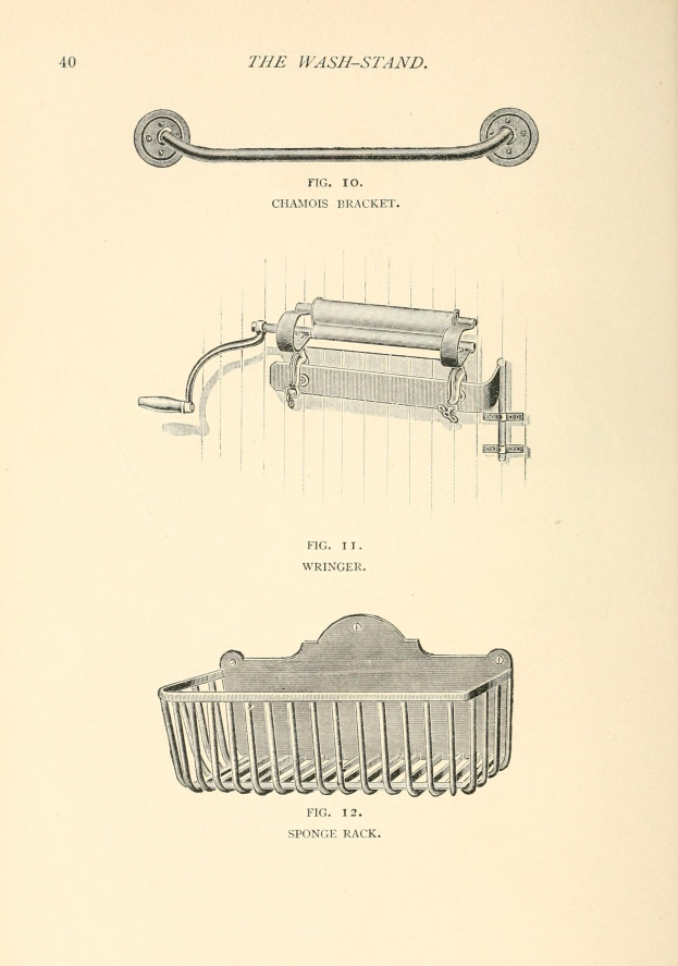 Eine handgezeichnete Skizze eines Toilettenpapierhalters und eines Korbs, mit begleitendem Text auf demselben Blatt Papier.