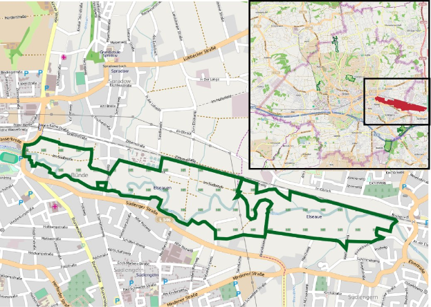 Karte einer Stadt, die in zwei Abschnitte unterteilt ist, mit einer grünen Linie, die die Route einer Fahrradtour anzeigt, einschließlich Start-/Endpunkten, Dauer und Sehenswürdigkeiten.