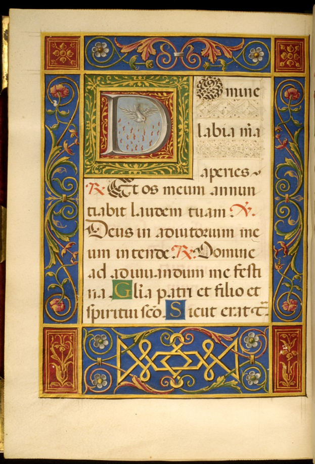 Offene Buchseite mit einer illuminierten Handschrift, die einen großen, verzierten Buchstaben 'D' zeigt, umgeben von kunstvollen Entwürfen und Text in leuchtenden Farben.