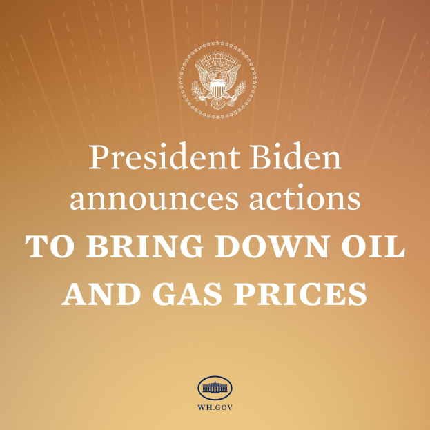 Präsident Biden an einem Rednerpult mit einer Tafel, die ein Logo und Text zu Maßnahmen zur Reduzierung von Öl- und Gaspreisen zeigt.