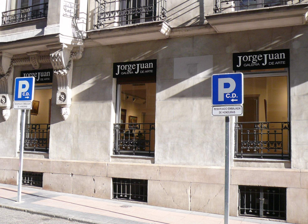 Außenansicht eines mehrstöckigen Gebäudes mit Fenstern, Geländern, Türen, Säulen und Fußwegtafeln auf Pfählen, mit Innenraum-Elementen, die eine belebte städtische Szenerie suggerieren.