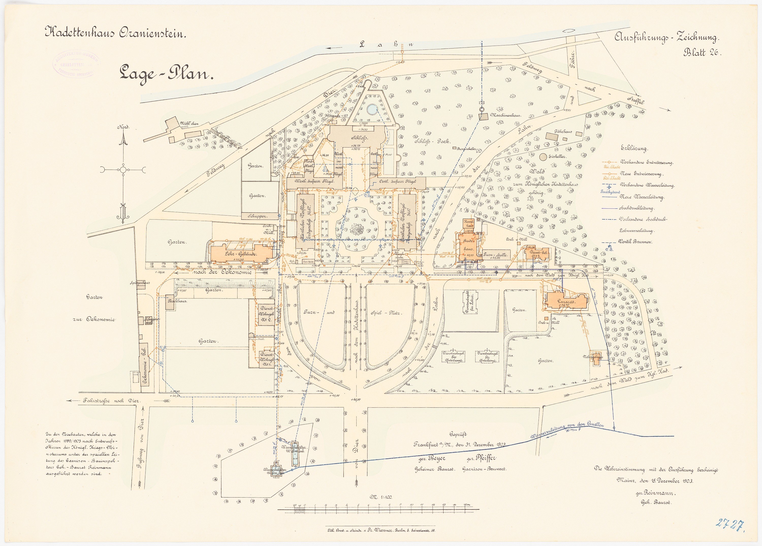 Eine detaillierte Karte von Köln, Deutschland, mit einer Zeichnung eines Gebäudes auf einem Stück Papier, das Straßen, Gebäude und Sehenswürdigkeiten zeigt, begleitet von Texten über die Geschichte, Kultur und Attraktionen der Stadt.