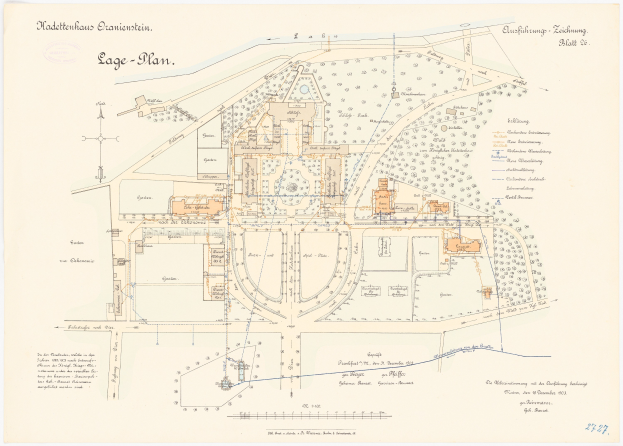 Eine detaillierte Karte von Köln, Deutschland, mit einer Zeichnung eines Gebäudes auf einem Stück Papier, das Straßen, Gebäude und Sehenswürdigkeiten zeigt, begleitet von Texten über die Geschichte, Kultur und Attraktionen der Stadt.