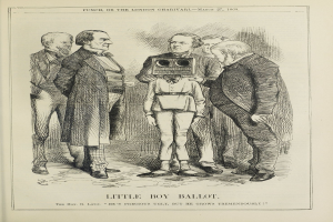 Zeichnung eines kleinen Jungen mit einer Kamera in der Mitte, umgeben von Menschen, mit dem Text 'Kleiner-Junge-Stimme' unten.