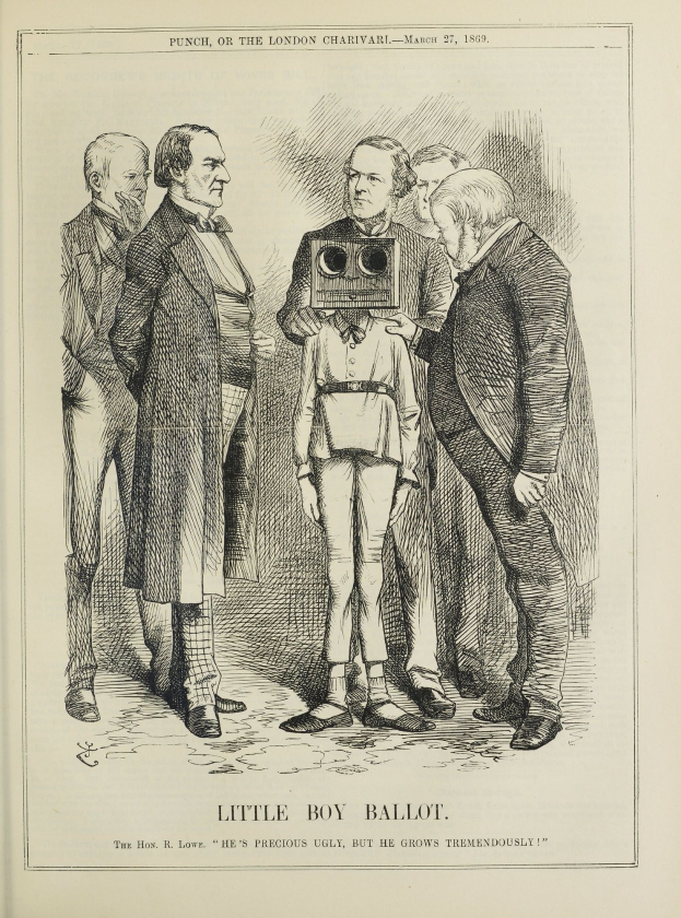 Zeichnung eines kleinen Jungen mit einer Kamera in der Mitte, umgeben von Menschen, mit dem Text 'Kleiner-Junge-Stimme' unten.