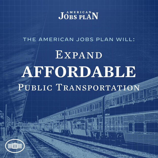 Plakat mit einem Zug auf Schienen und Menschen in der Nähe, das "The American Jobs Plan Will Expand Affordable Public Transportation" bewirbt.