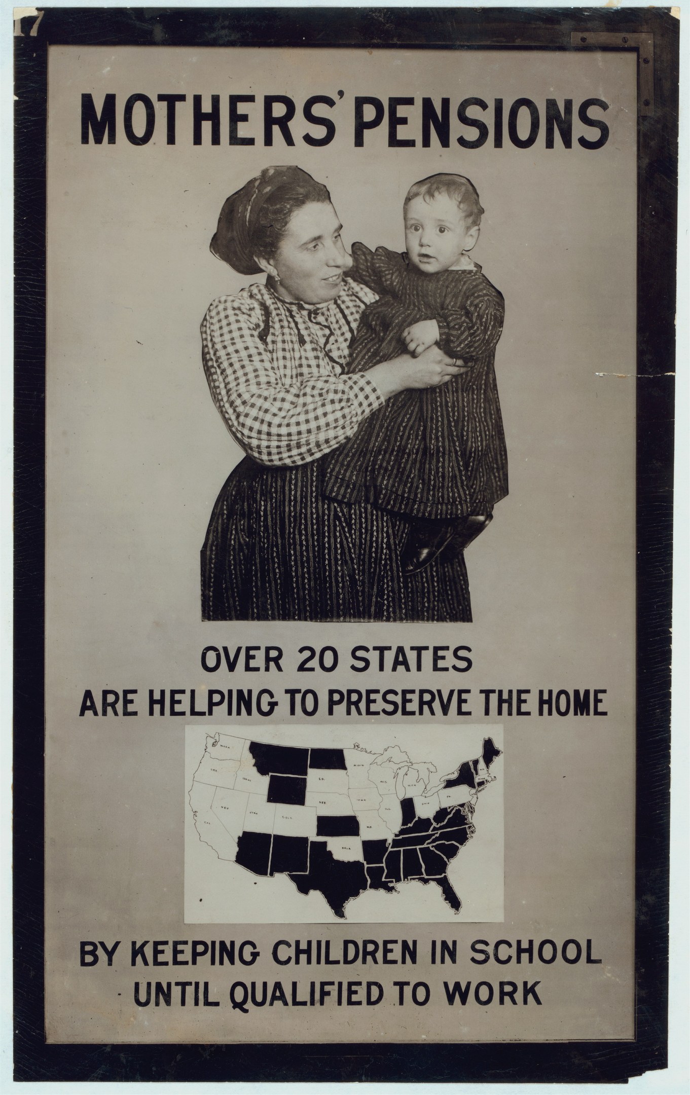 Frau mit einem Baby auf dem Arm, mit einem Plakat im Hintergrund, auf dem "Mütterrente: Über 20 Bundesländer helfen, das Zuhause zu bewahren." steht