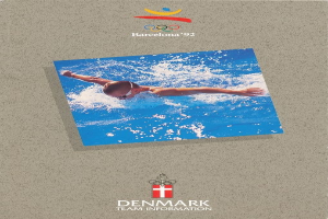 Plakat eines Schwimmers in blauem Anzug mit ausgestreckten Armen im Wasser, unter einem hellblauen Himmel mit weißen Wolken, mit dem Logo der Olympischen Spiele 1992 in Barcelona und dem Text "Danish Team Information".