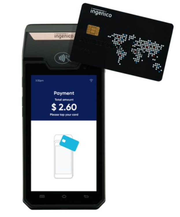 Mobiltelefon mit einem Ingenico-Mobilzahlungssystem neben einer Kreditkarte.