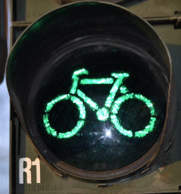 GER-DU: Ruhrort: Auto prallt gegen Radfahrer