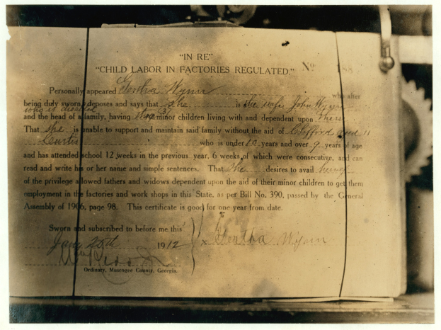 Schwarz-weißes Bild eines Kinderschutzausweis-Dokuments mit handgeschriebener Text.