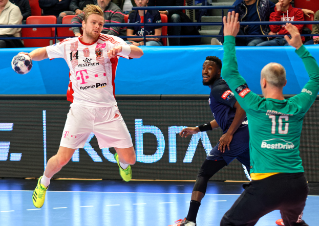 Eine Gruppe von Männern, die Handball auf einem Platz spielen, mit einem Ball in der Mitte der Aktion und Zuschauern im Hintergrund bei der Futsal-Weltmeisterschaft 2019, mit einem Schild, auf dem "Bayern München vs. Paris Saint-Germain" steht.