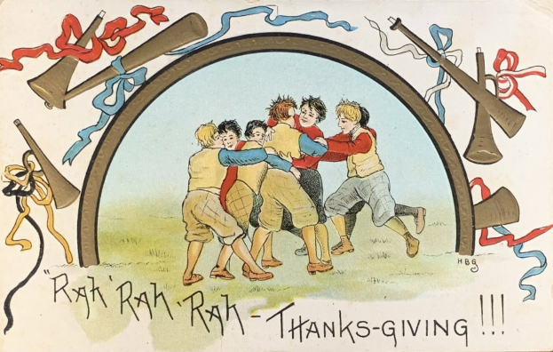 Alte Postkarte mit dem Titel "Thanksgiving", die ein Bild von Kindern zeigt, die mit einem Baseballschläger spielen, umgeben von Bändern und anderen Gegenständen.