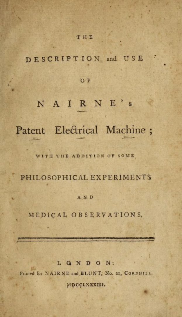 Altes Buch mit dem Titel "Beschreibung und Anwendung der Patent-Electrical Machine von Nairne mit einigen philosophischen Experimenten und medizinischen Beobachtungen" aufgeschlagen