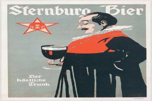 Ein Mann hält ein Glas Sternburg Bier, ein deutsches Bier, mit einem Plakat, auf dem Text über das Bier und seine Herkunft steht.