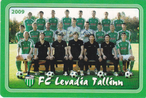 Ein Plakat der FC Levadia Tallinn-Mannschaft mit einer Gruppe von Menschen im Vordergrund, Fußballbällen auf dem Boden, Bäumen und einem klaren blauen Himmel im Hintergrund, mit Text und einem Logo unten.