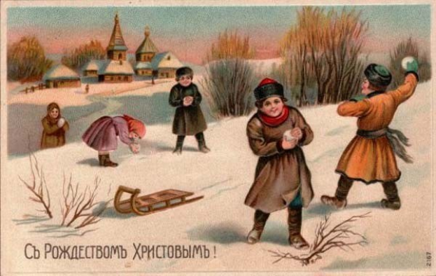Eine Gruppe von Kindern beim Spielen im Schnee mit einem Schlitten, umgeben von Pflanzen, Bäumen und Häusern im Hintergrund, mit dem Text 'Russischer Weihnachtsgruß' unten.